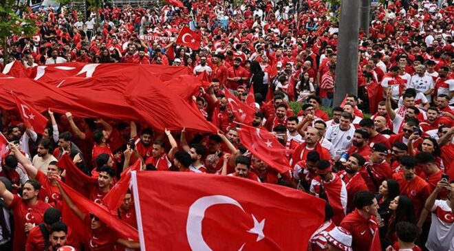 Dortmund’da Türk taraftarlar, büyük bir coşkuyla gerçekleştirdikleri “Taraftar Yürüyüşü”nde renkli bir gösteri sergiledi.